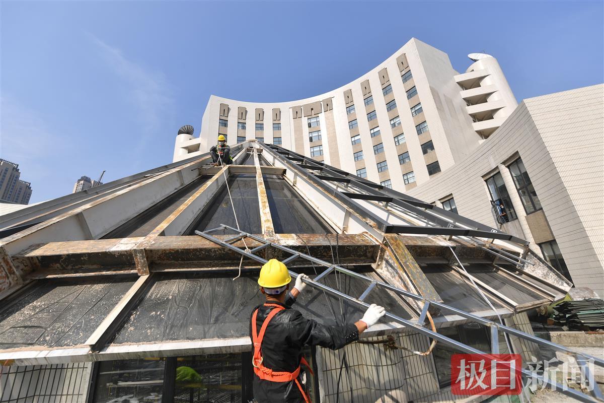 24米高空作業(yè)忙，武漢圖書館錐形玻璃頂即將煥新